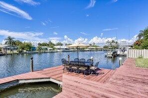 Outdoor dining - Heated Pool-Waterfront-Boat Dock-Paradise (Cocoa Beach)