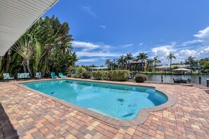 室外游泳池，恒温泳池