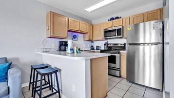 KĂŒhlschrank, Mikrowelle, Ofen, Herdplatte