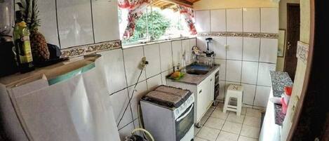 Kühlschrank, Herdplatte, Mixer, Kochgeschirr/Geschirr/Besteck