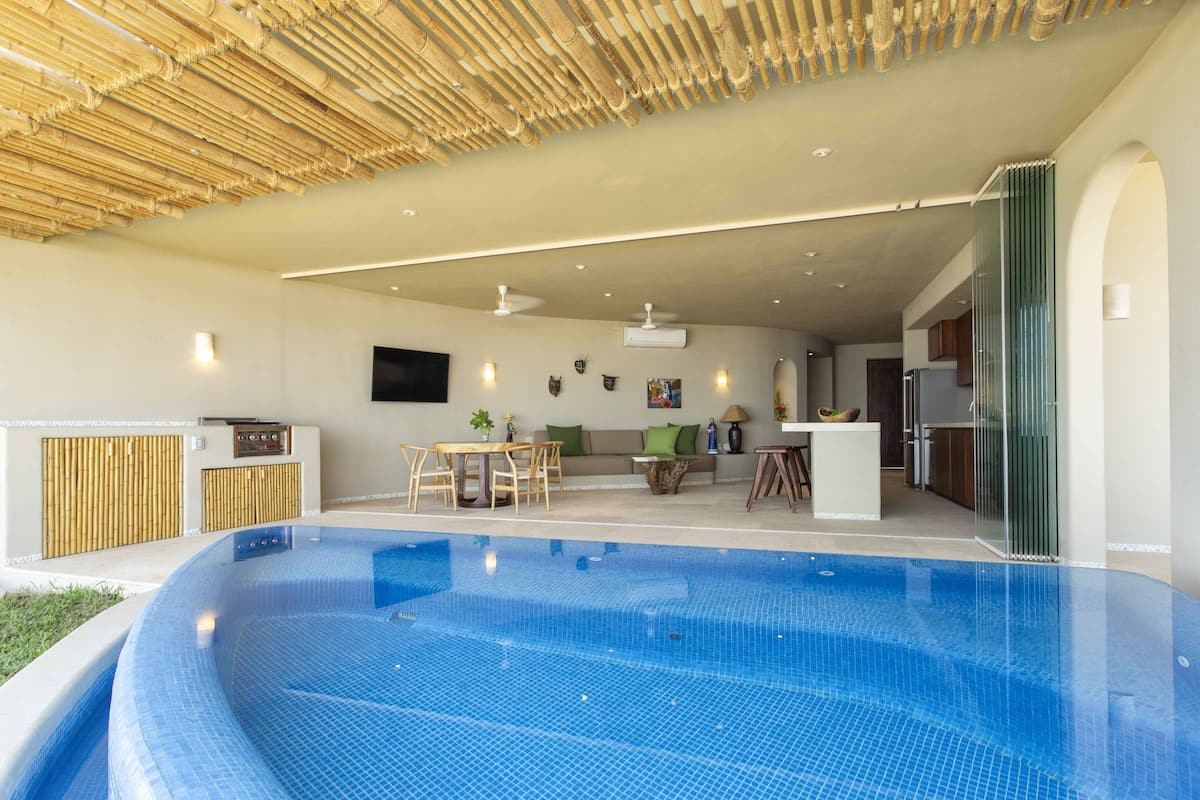 Villa de diseñador | Área de sala de estar | Smart TV de 32 pulgadas con canales digitales y televisión