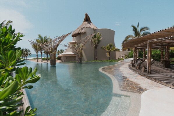 Outdoor pool, pool umbrellas, sun loungers - Punta Majahua Troncones (Troncones)