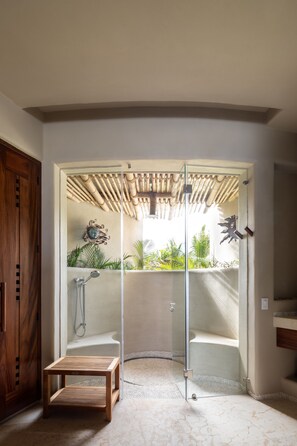 Club Villa | Bathroom | Shower, rainfall showerhead, free toiletries, towels