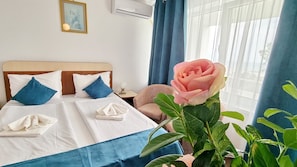 Doppel- oder Zweibettzimmer | Schreibtisch, kostenloses WLAN, Bettwäsche