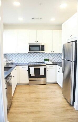 Jääkaappi, mikroaaltouuni, uuni, liesi