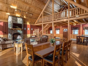 Smart TV, chimenea y libros 