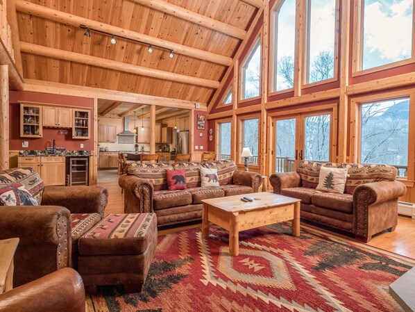 Smart-TV, Kamin, Bücher