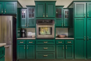 冷蔵庫、電子レンジ、オーブン、コンロ