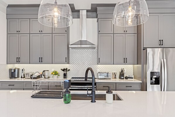 Refrigerador, microondas, horno y parrilla de estufa 