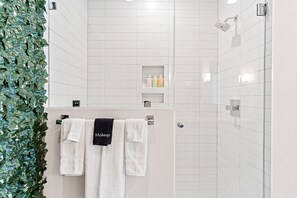 Haartrockner, Handtücher, Seife, Shampoo