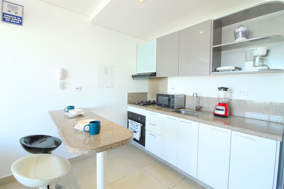 Een microgolfoven, een oven, een vaatwasser