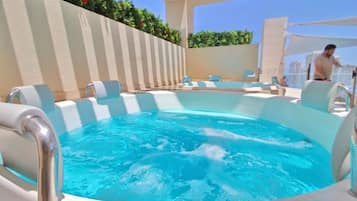 Tina de hidromasaje al aire libre