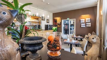 Desayuno buffet los fines de semana (EUR 14 por persona)