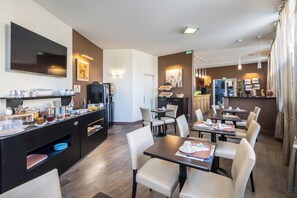 Buffet breakfast on weekends (EUR 14 per person) - Logis Hotel des Ducs (Alencon)