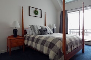 4 bedrooms, desk, iron/ironing board, free WiFi