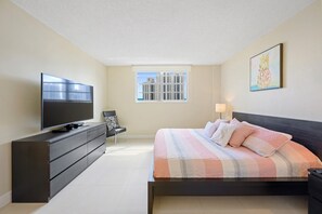 1 Schlafzimmer, Zimmersafe, Schreibtisch, Bügeleisen/Bügelbrett