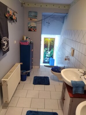 Combined shower/bathtub, hair dryer, towels, soap