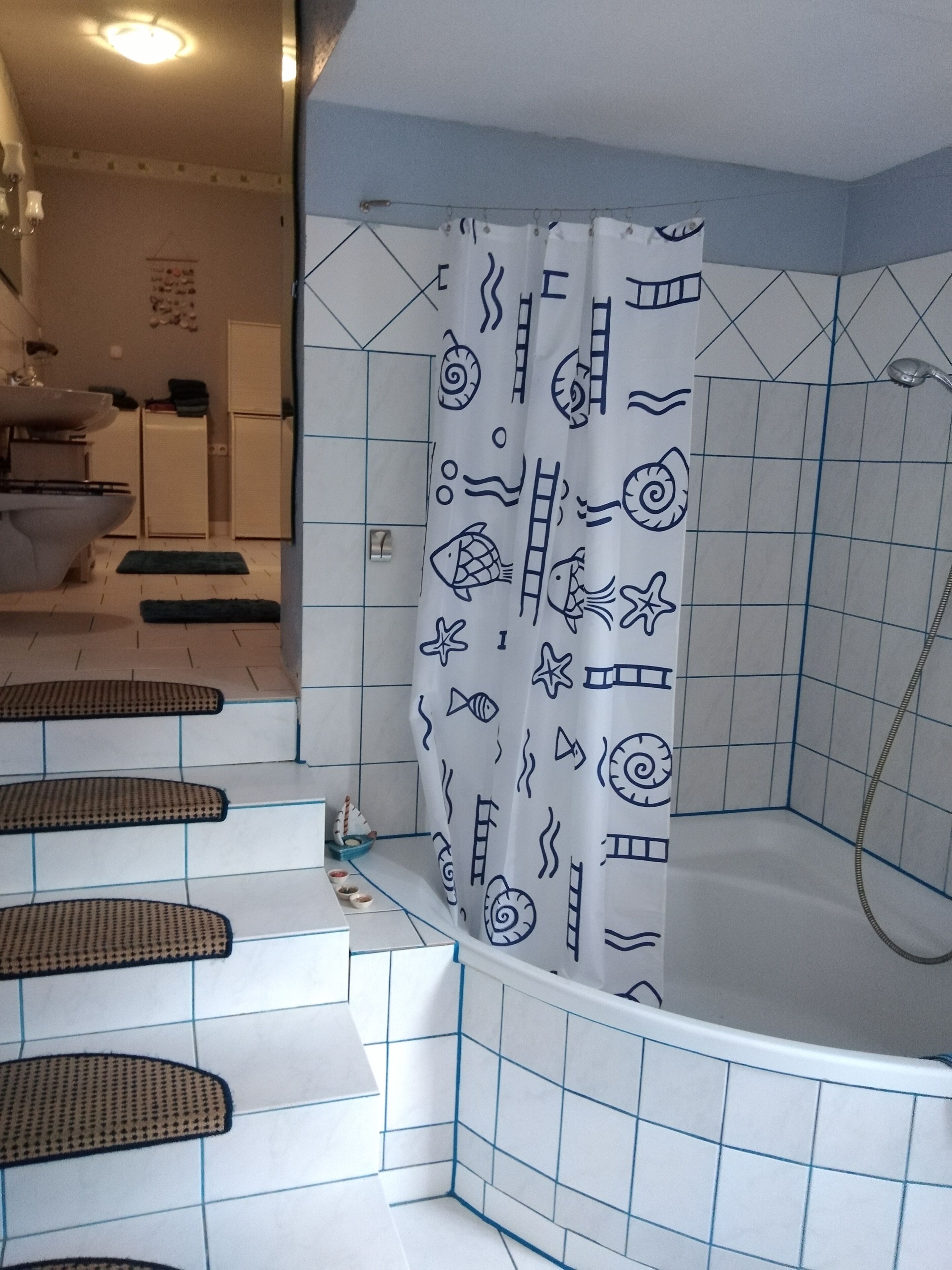 Ensemble douche/baignoire, sèche-cheveux, serviettes fournies, savon