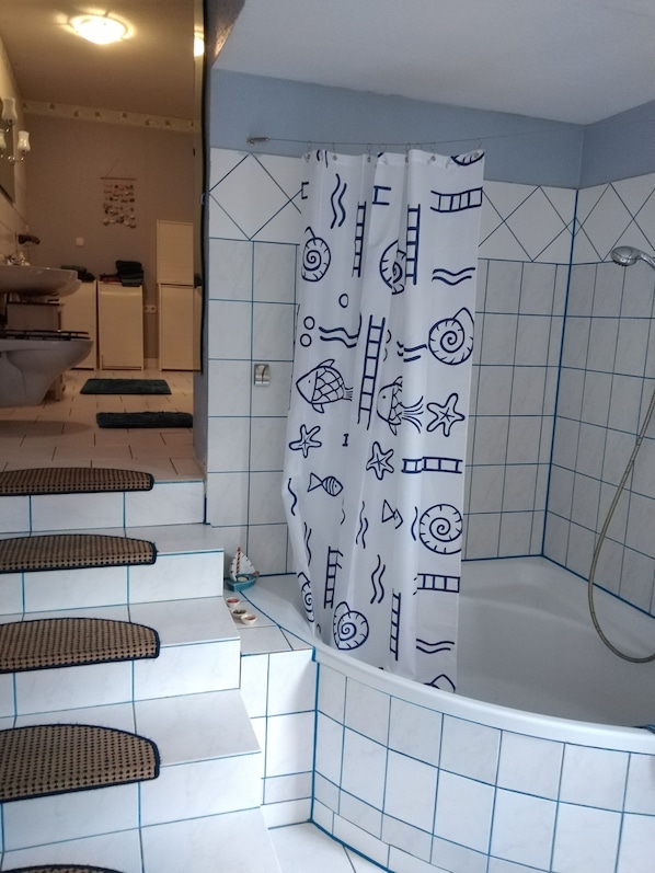 Ensemble douche/baignoire, sèche-cheveux, serviettes fournies, savon