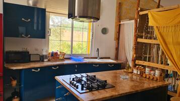 Fridge, microwave, oven, coffee/tea maker