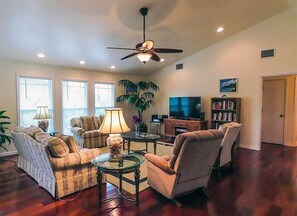 House (Sea Bell Home) | Living room