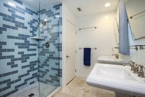 House (North Yachtsman) | Bathroom
