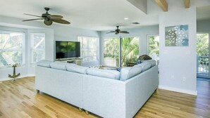 Unclassified image, 3 of 47, button - North Yachtsman (Sanibel)