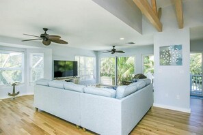 House (North Yachtsman) | Living room