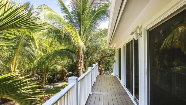 Unclassified image, 1 of 47, button - North Yachtsman (Sanibel)