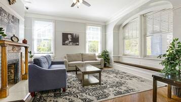 Flat-screen TV, fireplace, Netflix, streaming services