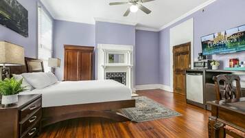 Iron/ironing board, bed sheets