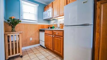 Signature Studio | Private kitchen | Fridge, microwave, stovetop, coffee/tea maker