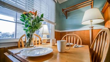 Signature Condo, 1 Bedroom, 2 Bathrooms | In-room dining