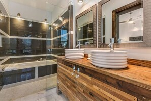 Hair dryer, towels - #1509 Luxury Loft-Style Townhouse (New Orleans)