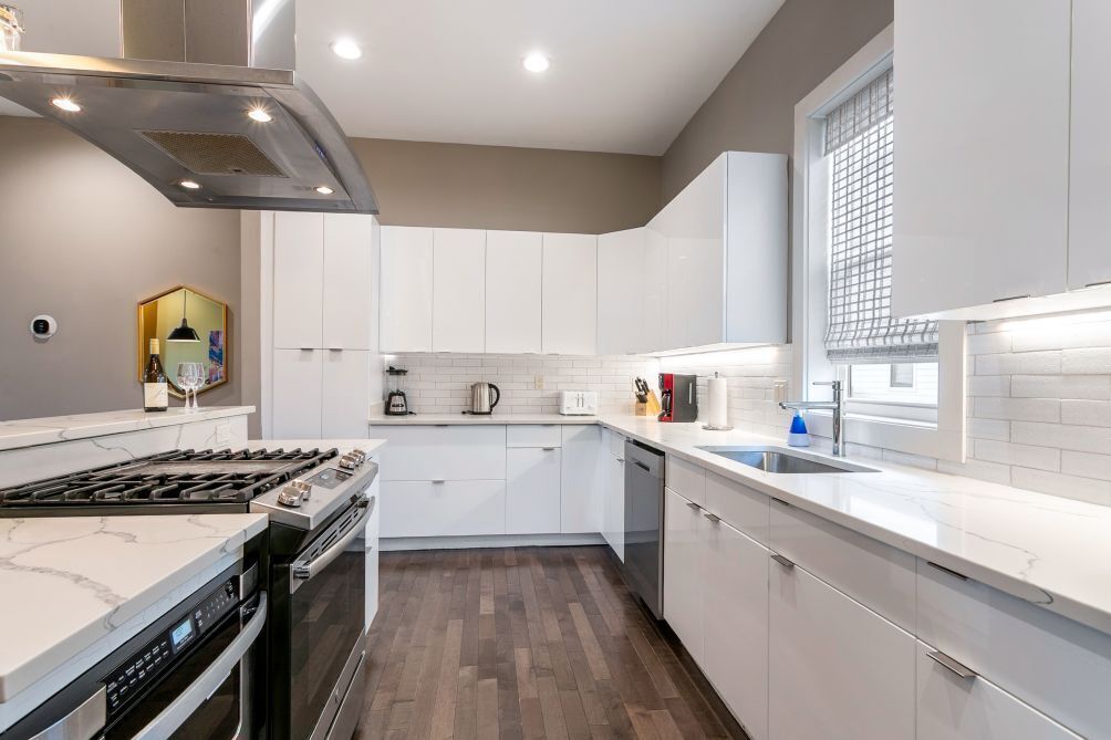 冷蔵庫、電子レンジ、オーブン、コンロ