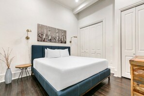 1 bedroom, iron/ironing board, bed sheets, wheelchair access - Stay on the Mardi Gras Route – Walk to Bourbon (New Orleans)