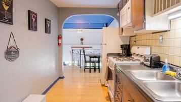 Coffee/tea maker, fridge, microwave, oven