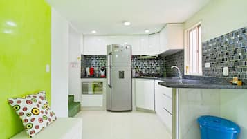 Een koelkast, een oven, een kookplaat, een koffiezetapparaat/waterkoker