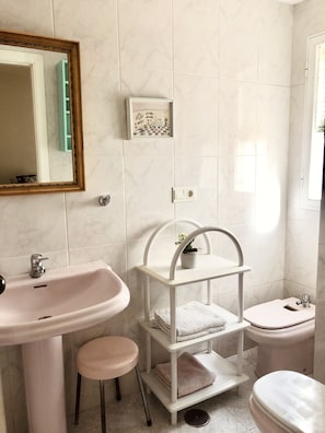 Een bad, een haardroger, een bidet, handdoeken