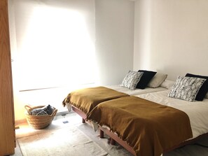 2 slaapkamers, een strijkplank/strijkijzer, reisbedje, wifi