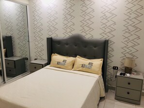 Hypo-allergenic bedding, memory foam beds, minibar, laptop workspace - Hotel Blue Malecón (Santo Domingo)