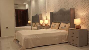 Ropa de cama hipoalergénica, colchones con efecto memoria y minibar