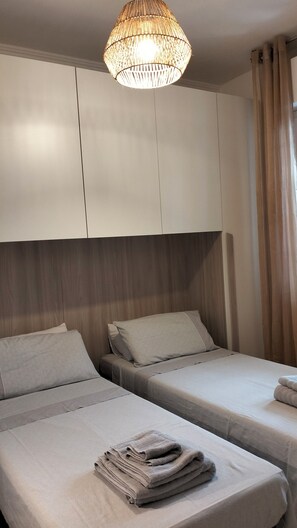 2 Schlafzimmer, Schreibtisch, Bügeleisen/Bügelbrett, Reisekinderbett