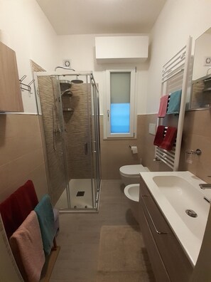 Douche, sĂšche-cheveux, bidet, serviettes fournies