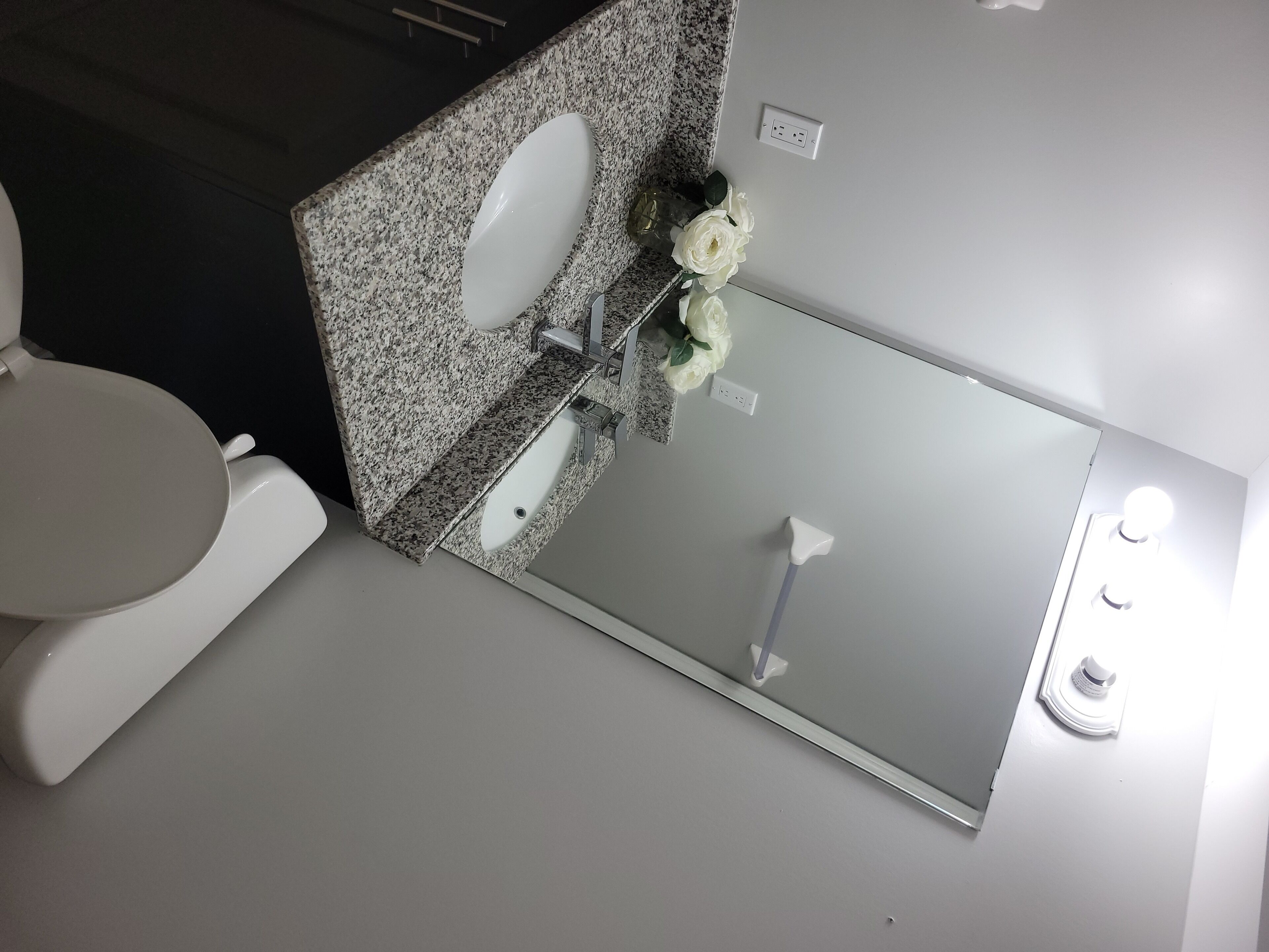 Ensemble douche/baignoire, sèche-cheveux, serviettes fournies, savon