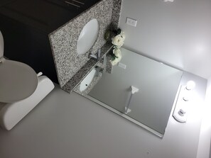 Tina con regadera, secadora de cabello, toallas, jabón