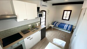 Réfrigérateur, four à micro-ondes, un four, surface de cuisson