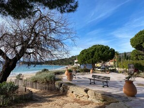 Property grounds - Cosy sea and nature house in Cavalière. Apartment with private terrace (Le Lavandou)