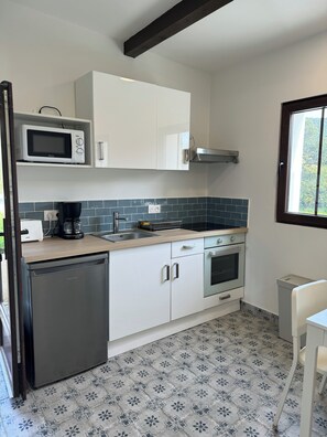 Fridge, microwave, oven, stovetop - Cosy sea and nature house in Cavalière. Apartment with private terrace (Le Lavandou)