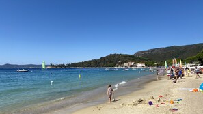 Beach nearby, sun-loungers - Cosy sea and nature house in Cavalière. Apartment with private terrace (Le Lavandou)